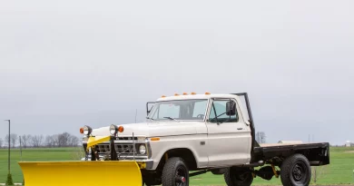 1976 Ford F-250 Flatbed 4-Speed 4×4 w/Snow Plow