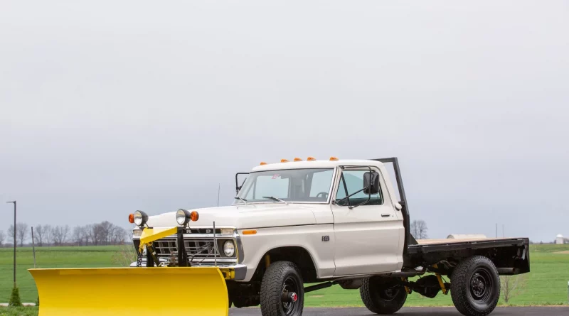 1976 Ford F-250 Flatbed 4-Speed 4×4 w/Snow Plow